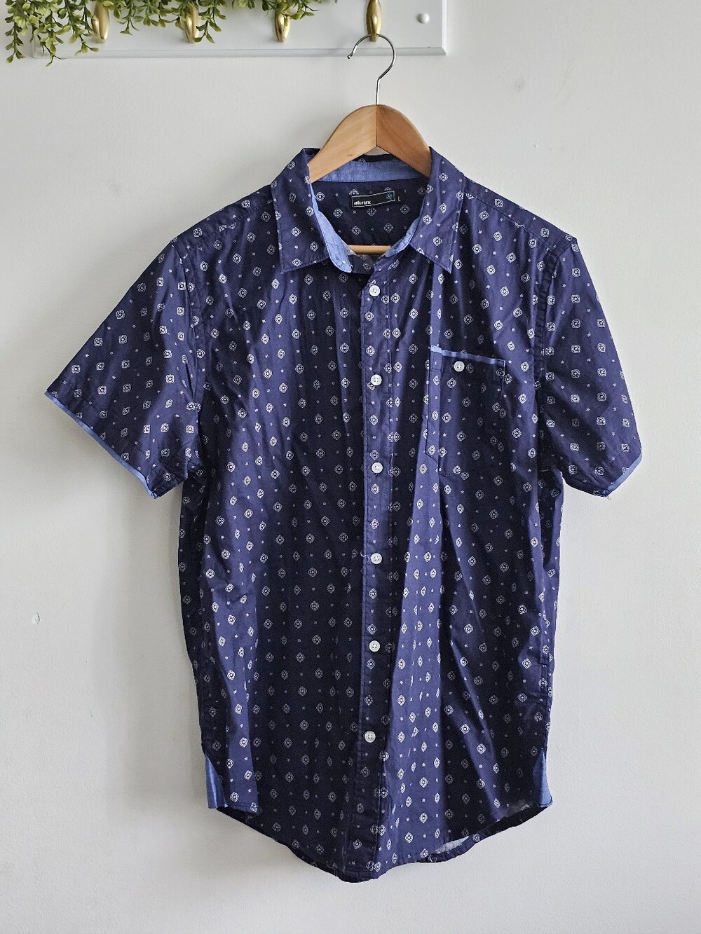 Akrux Men's Large Blue Geometric Print Short Sleeve Button Front Shirt Cotton
